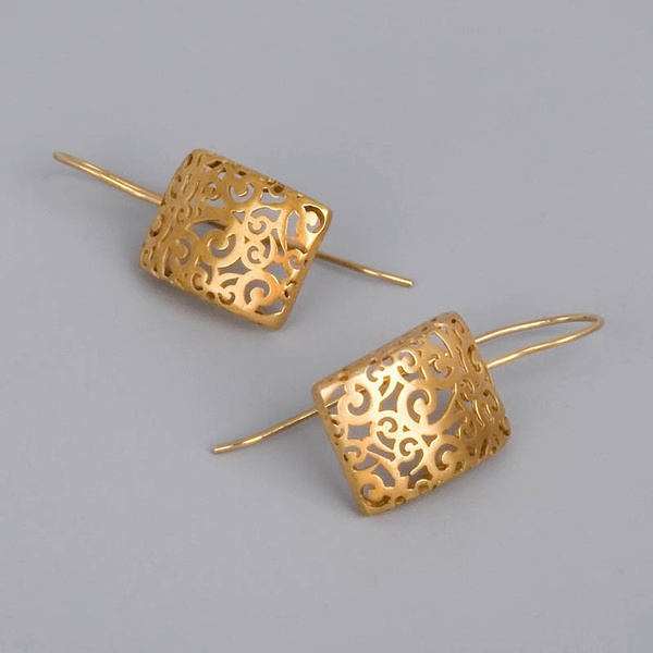 Boucles d'oreilles dorées avec élément creux