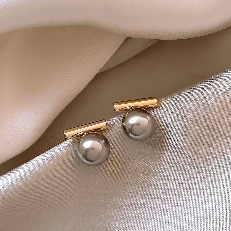 Boucles d’oreilles Perlées Élégantes et Larges en Finition Dorée – Éclat et Style Exceptionnels