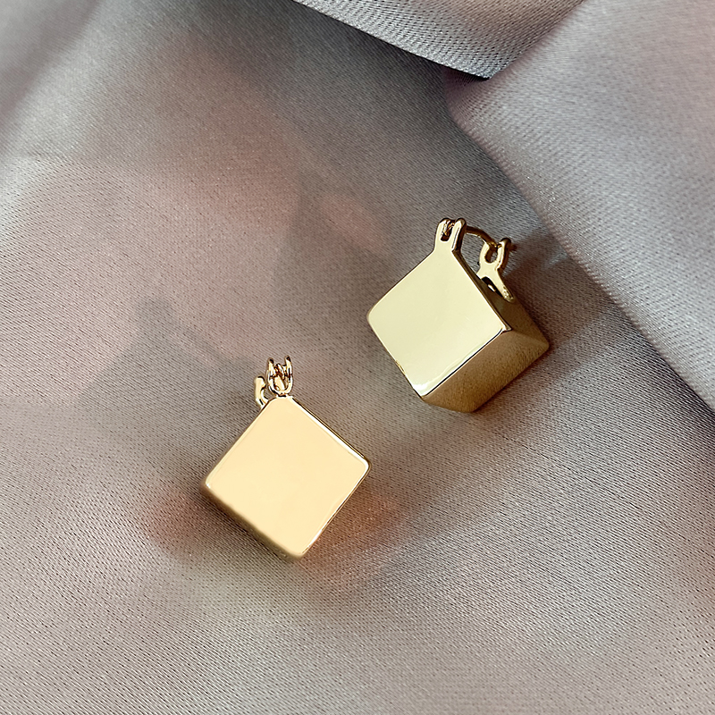 Boucles d'oreilles finition or cubiques élégantes
