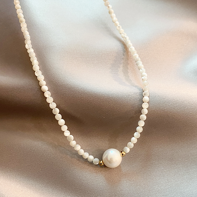 Collier de perles nacrées élégant