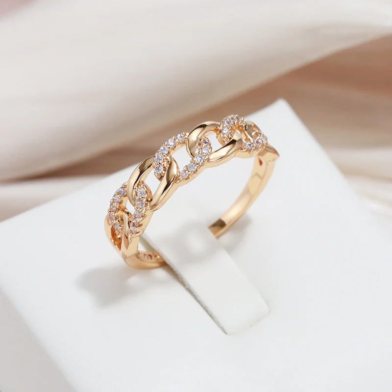 Bague en Finition Or Élégante