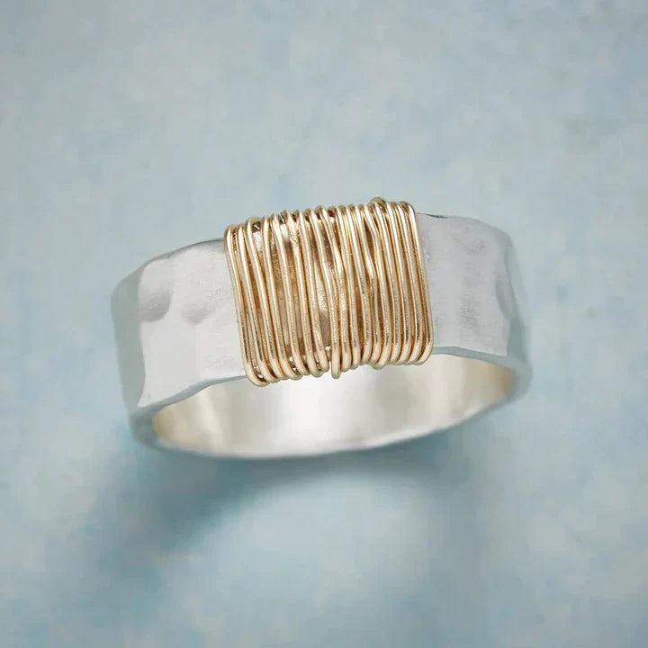 Bague en argent vintage avec des fils dorés