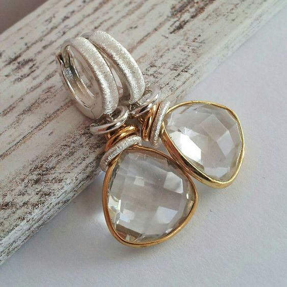 Boucles d'oreilles vintage en or avec éléments scintillants et pierre blanche