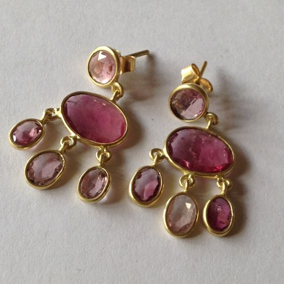 Boucles d'oreilles dorées rêveuses avec des pierres roses