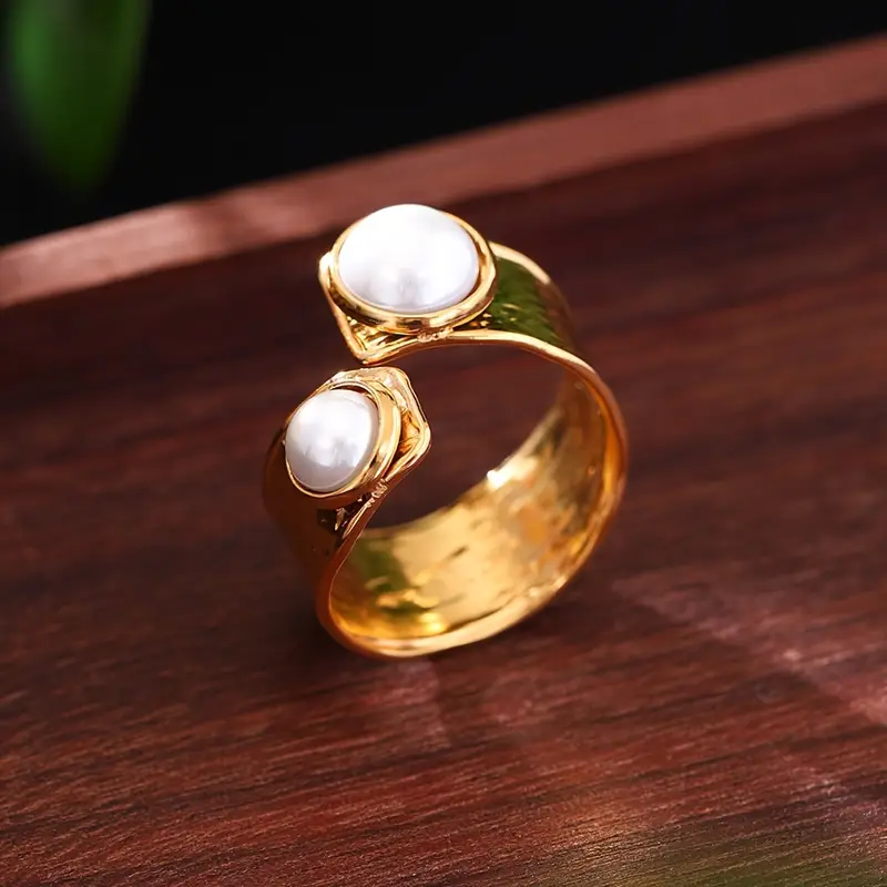 Bague en or ouverte avec deux perles