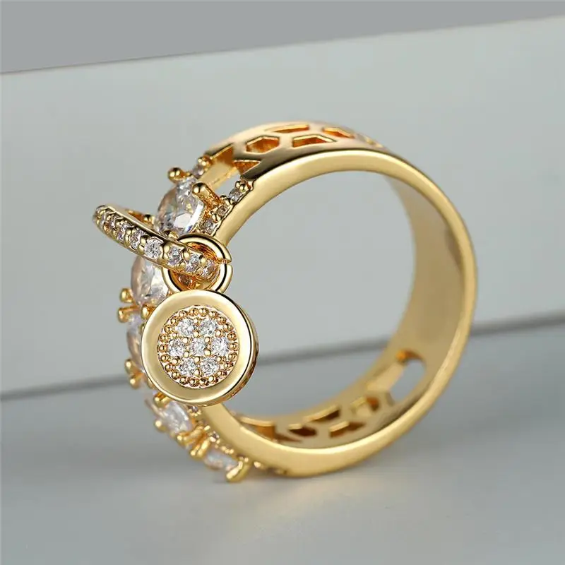 Bague avec des charms scintillants