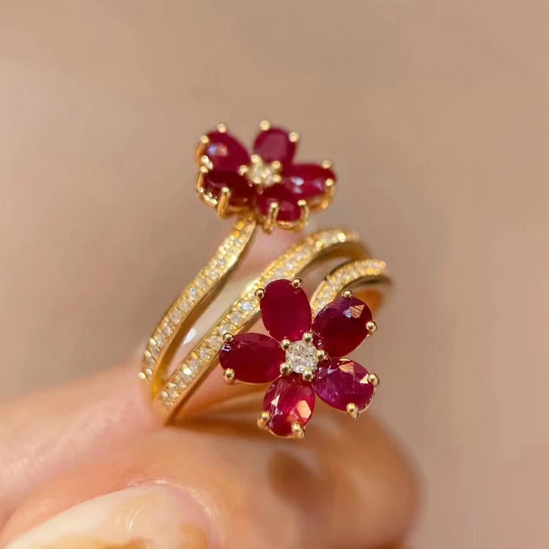 Bague spirale dorée avec des marguerites rouges