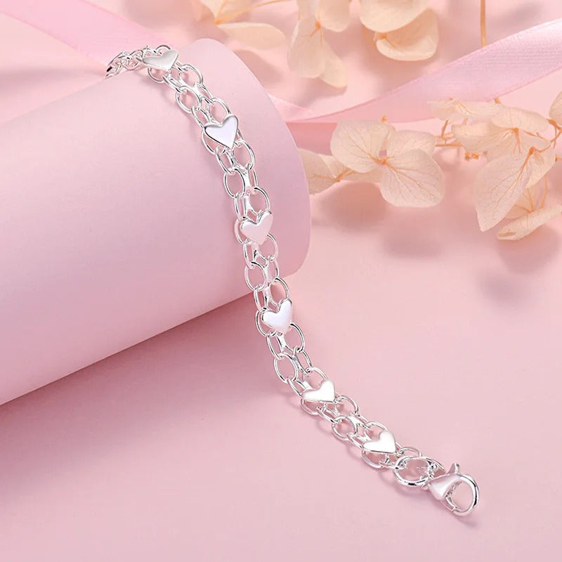 Bracelet argentée en forme de chaîne avec des coeurs